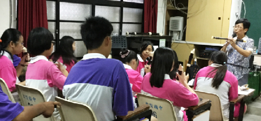 停下觀光腳步，退休老師教學換住宿，孩子掃把換直笛