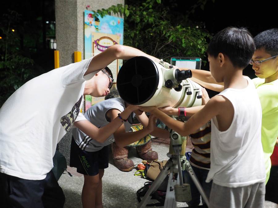 領悟大自然奧妙 大學生帶偏鄉童觀星