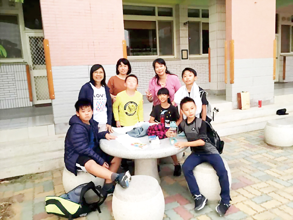 鹿樂志工進駐正義國小 協助偏鄉教育