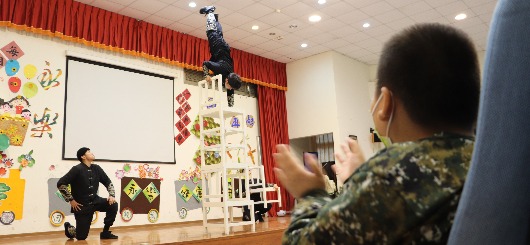 雪亮的眼睛，夢想的話語──龍門表演藝術工作坊巡演
