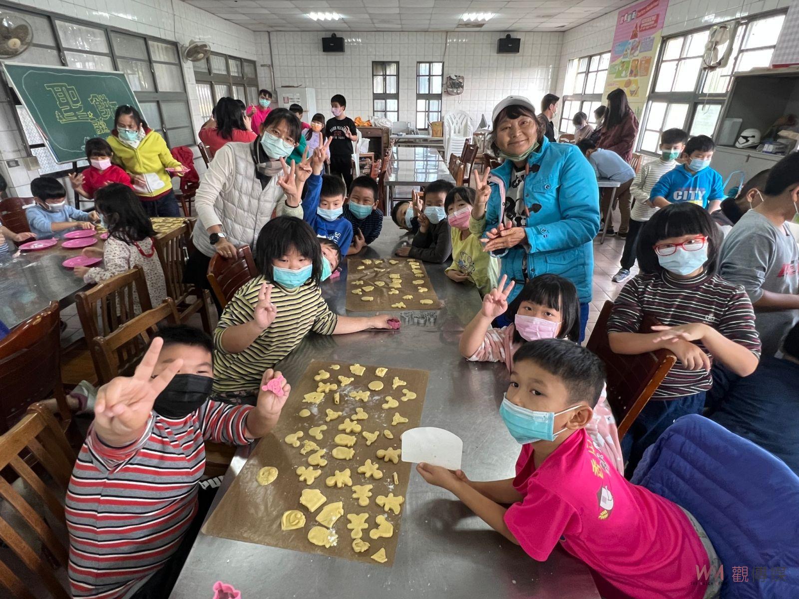 鹿樂志工教小朋友做餅乾　提早感受聖誕節氣氛