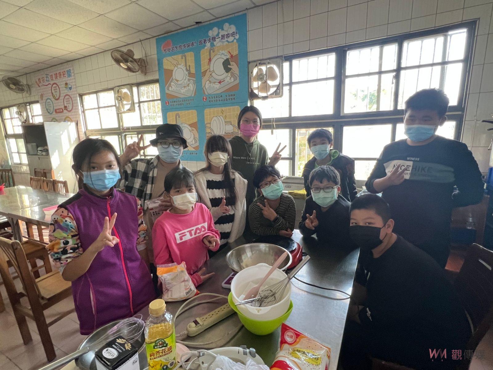 有溫度的杯子蛋糕象徵「年年發」　二林香田國小幸福迎新年