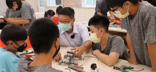 LIGHT UP · 熠熠—成為彼此生命中的光