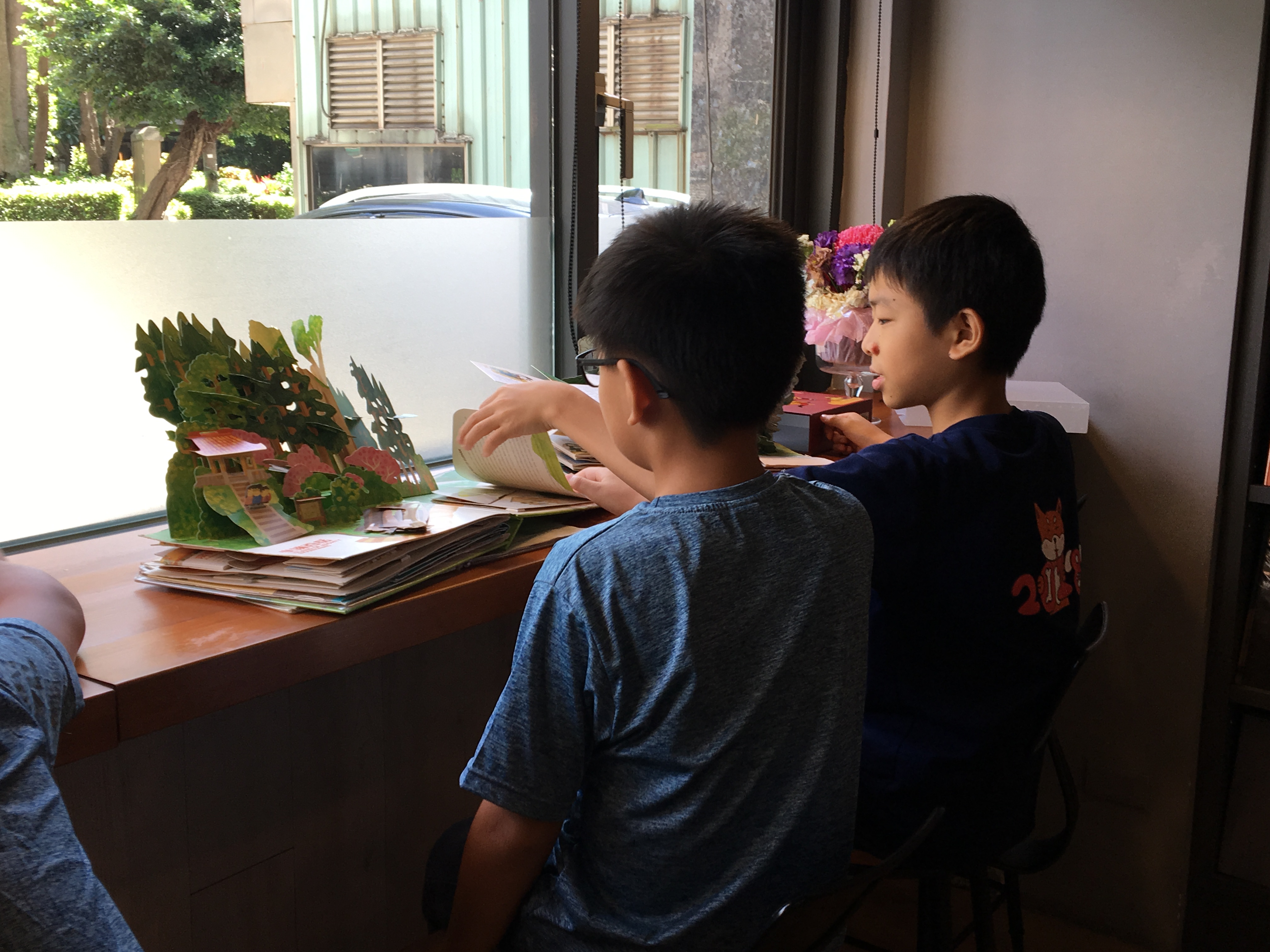 孩子們翻閱書屋裡的精裝立體書。